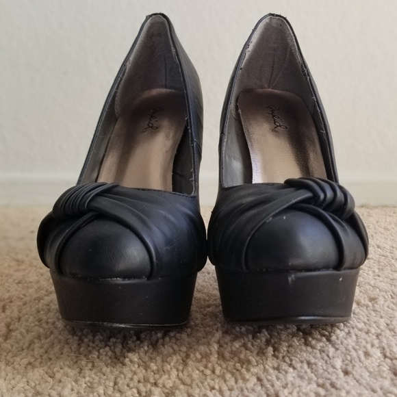 Qupid Black Closed-Toed Heels size 8.5 - Picture 4 of 6
